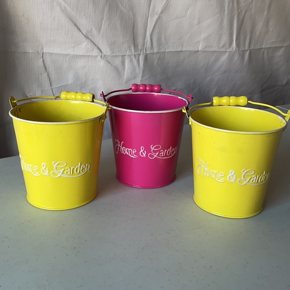 Set of 3 Cute Metal Pails Home and Garden Planters - Picture 2 of 5